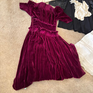 VINTAGE AND ANTIQUE CLOTHING GROUPING - P206