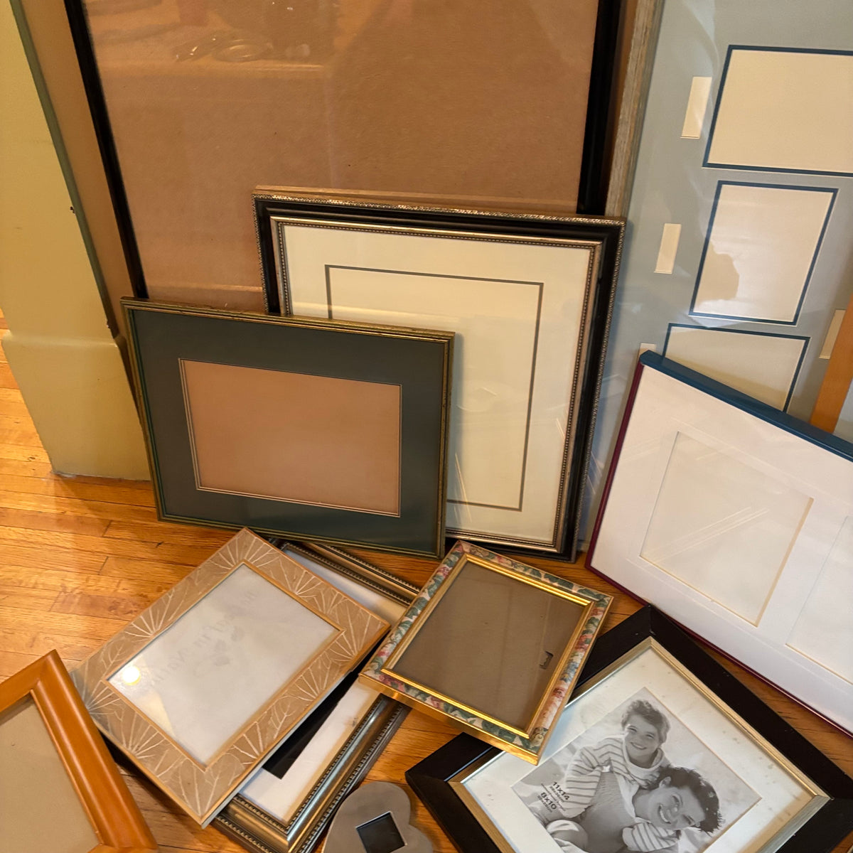 E105 Picture frames grouping