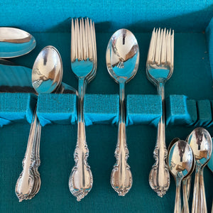 VINTAGE SILVER PLATED ROGERS BROS FLATWARE WITH FLATWARE CASE - P347