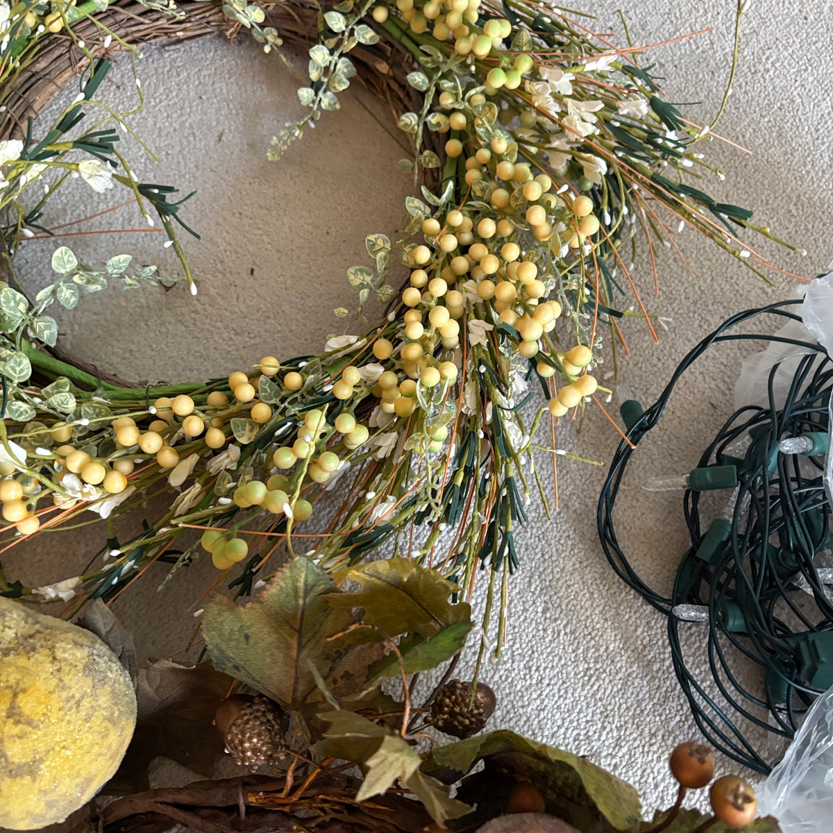 Y164 2 Wreaths and string lights