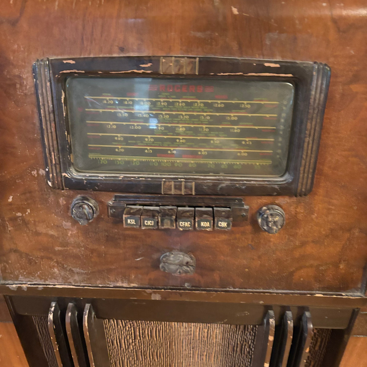 E116 As is antique tube radio (not working)