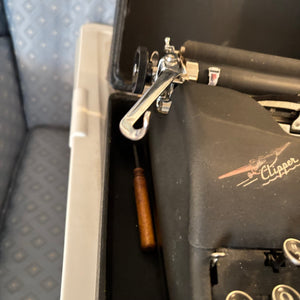 ANTIQUE SMITH CORONA PORTABLE TYPEWRITER - P143