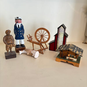 COLLECTIBLES GROUPING (WOODEN, GLASS AND PORCELAIN) - P289