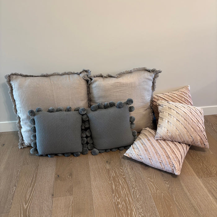 7 Throw Pillows - G392