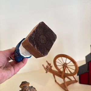 COLLECTIBLES GROUPING (WOODEN, GLASS AND PORCELAIN) - P289