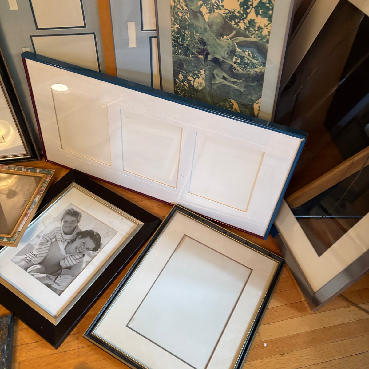 E105 Picture frames grouping