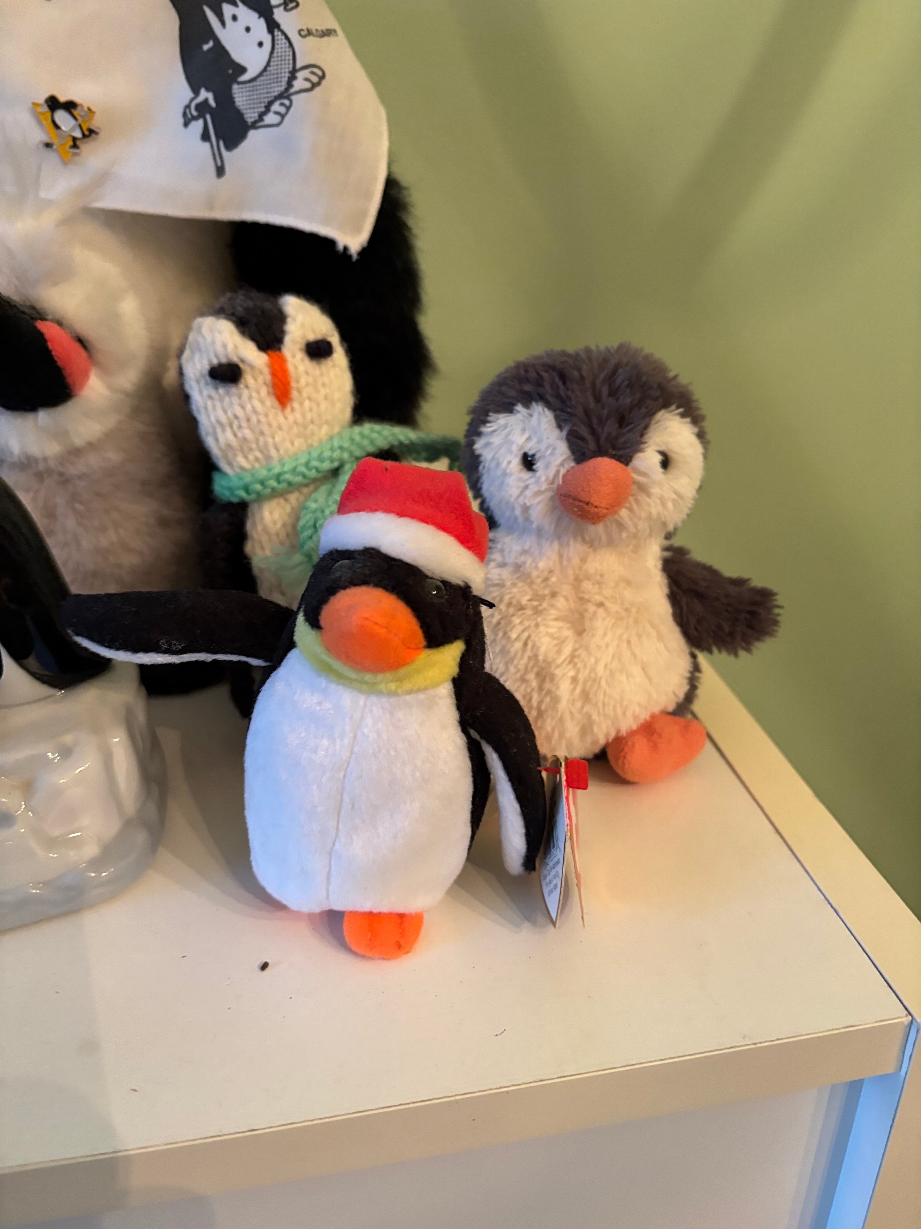 W807 Penguin Grouping (Gund and more)