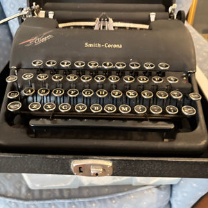ANTIQUE SMITH CORONA PORTABLE TYPEWRITER - P143