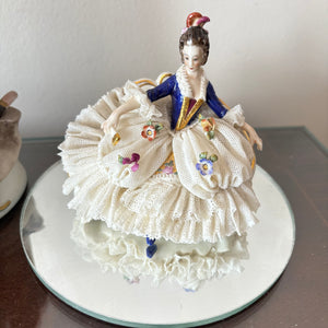 PORCELAIN FIGURINES GROUPING (SOME BREAKAGE OF PORCELAIN LACE) - P286
