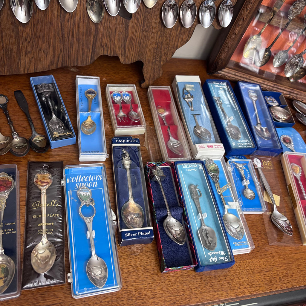 K405 Vintage collector spoons grouping