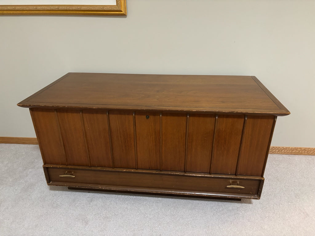 Y206 Vintage cedar lined chest