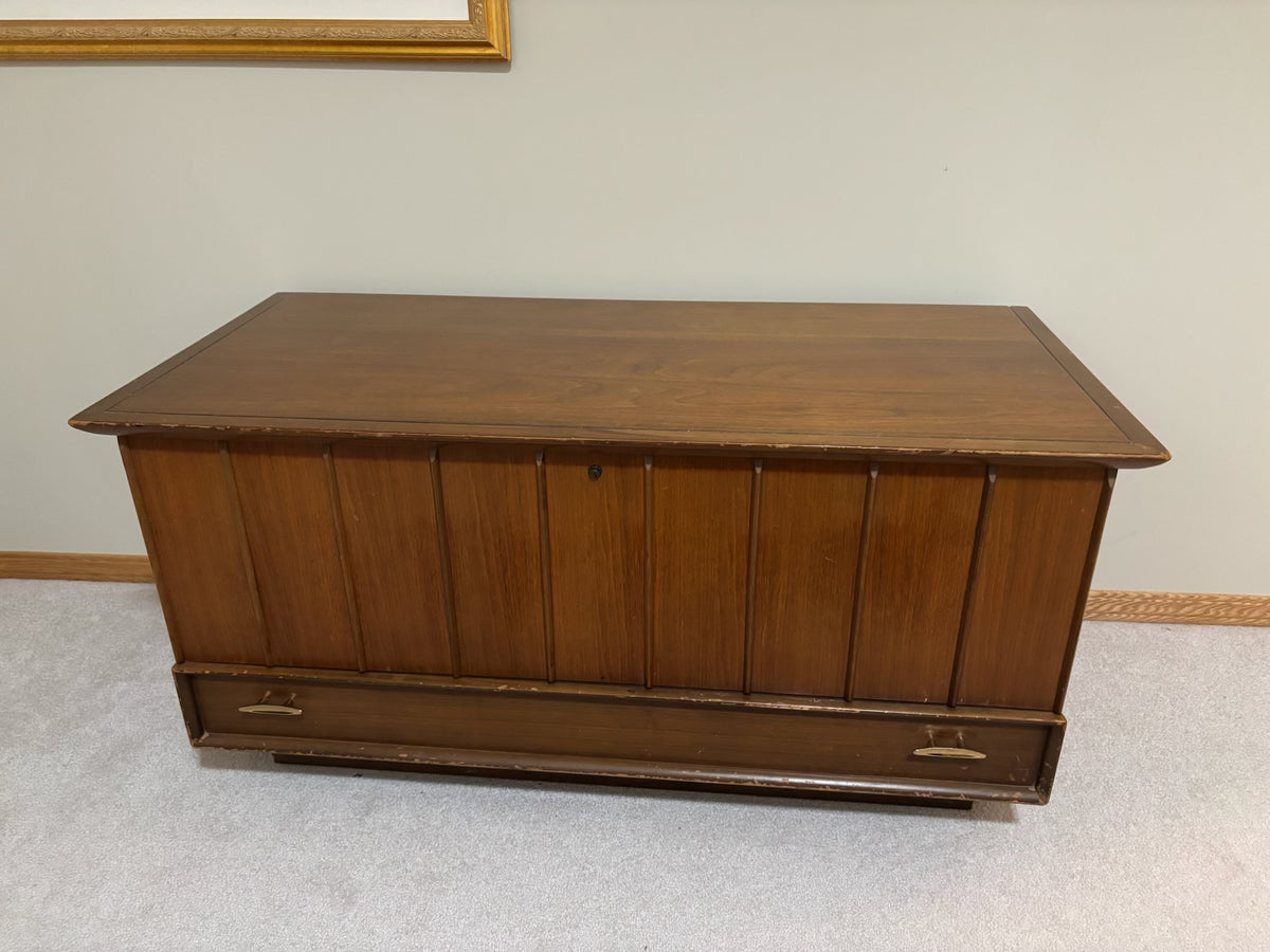Y206 Vintage cedar lined chest