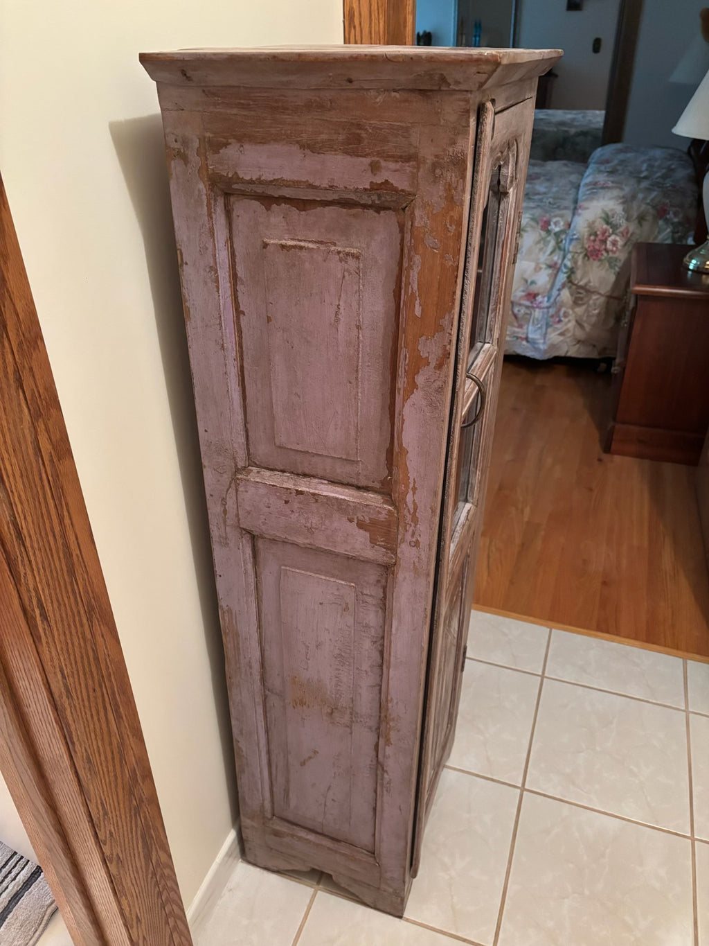 F209C Wooden accent cabinet with shabby chic finish