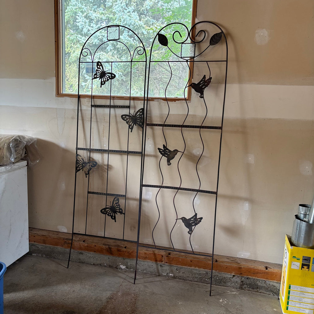 F146 Metal garden trellis with butterfly and hummingbird detail