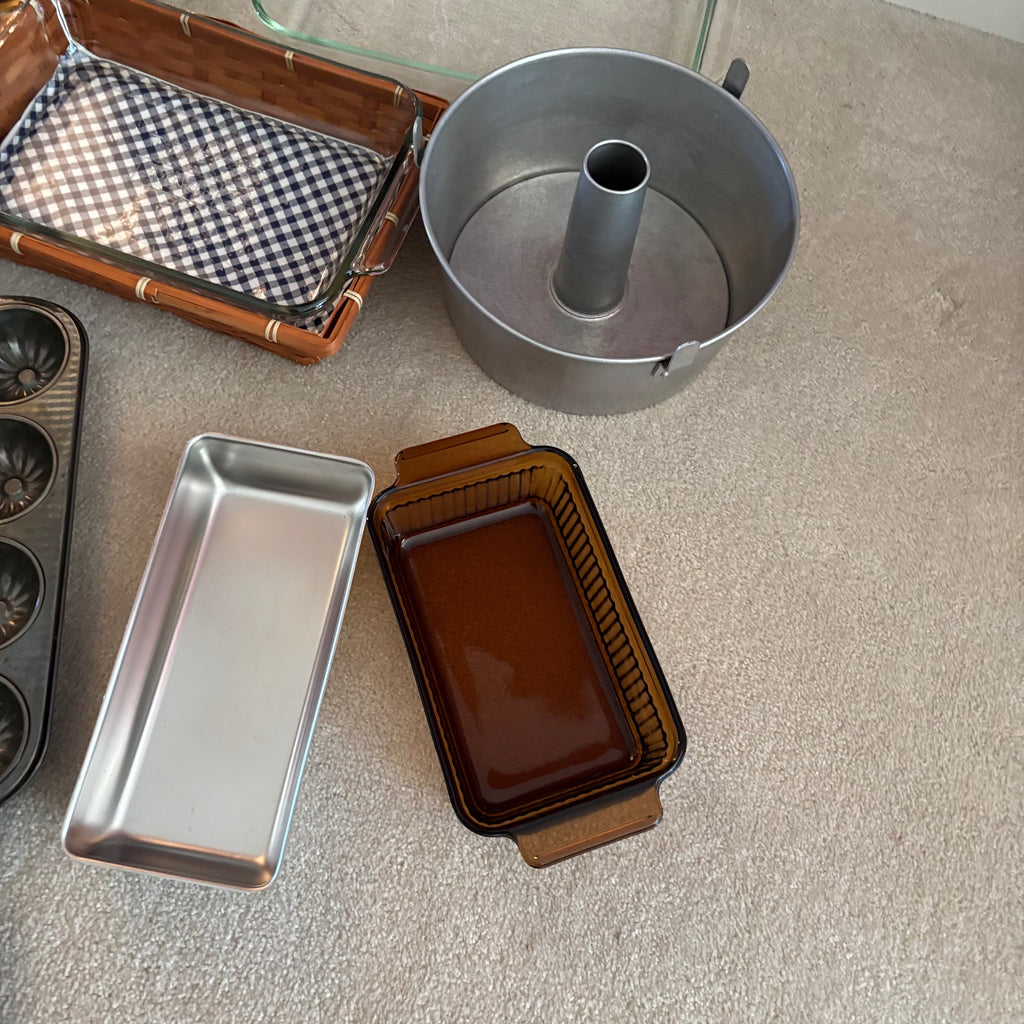 E885 Kitchen grouping (Glass bakeware and more)