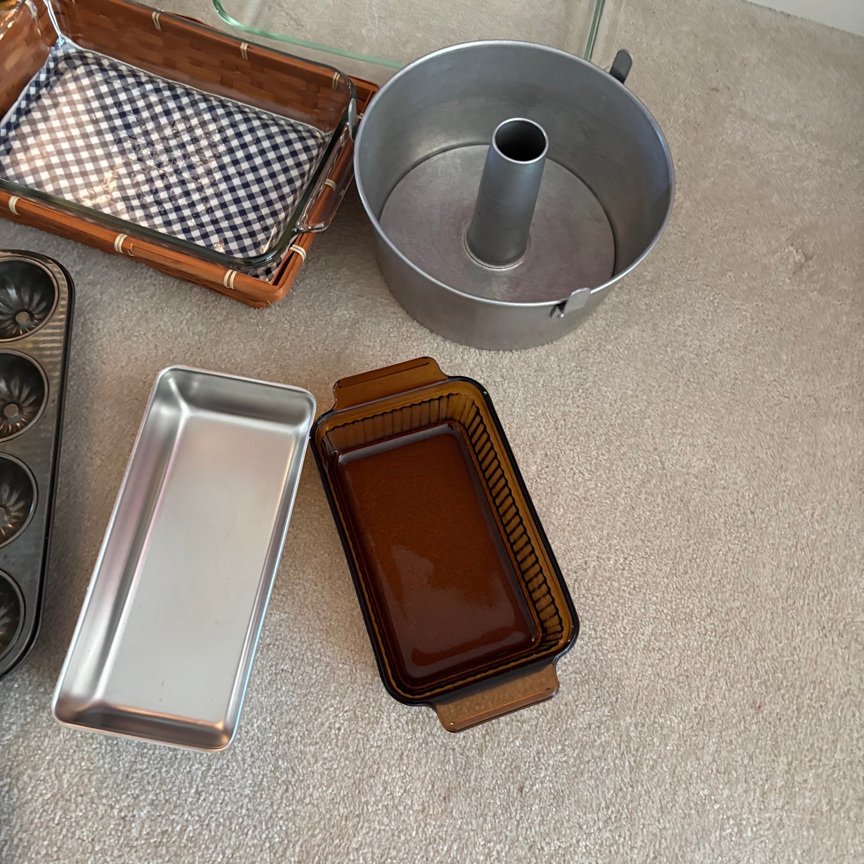 E885 Kitchen grouping (Glass bakeware and more)