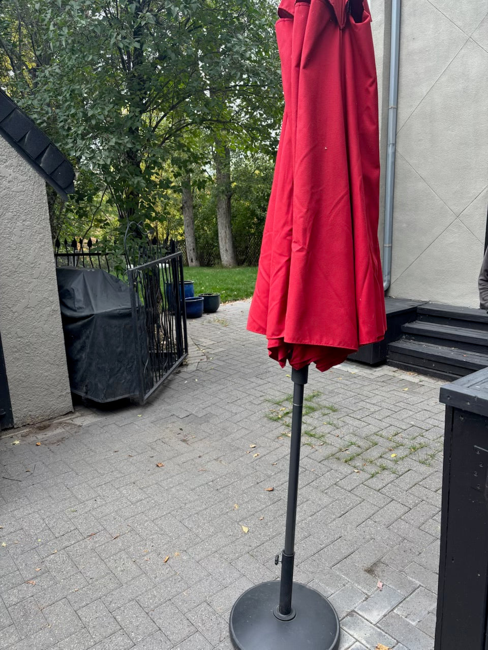 E323 Patio table with 6 chairs, red umbrella and umbrella stand