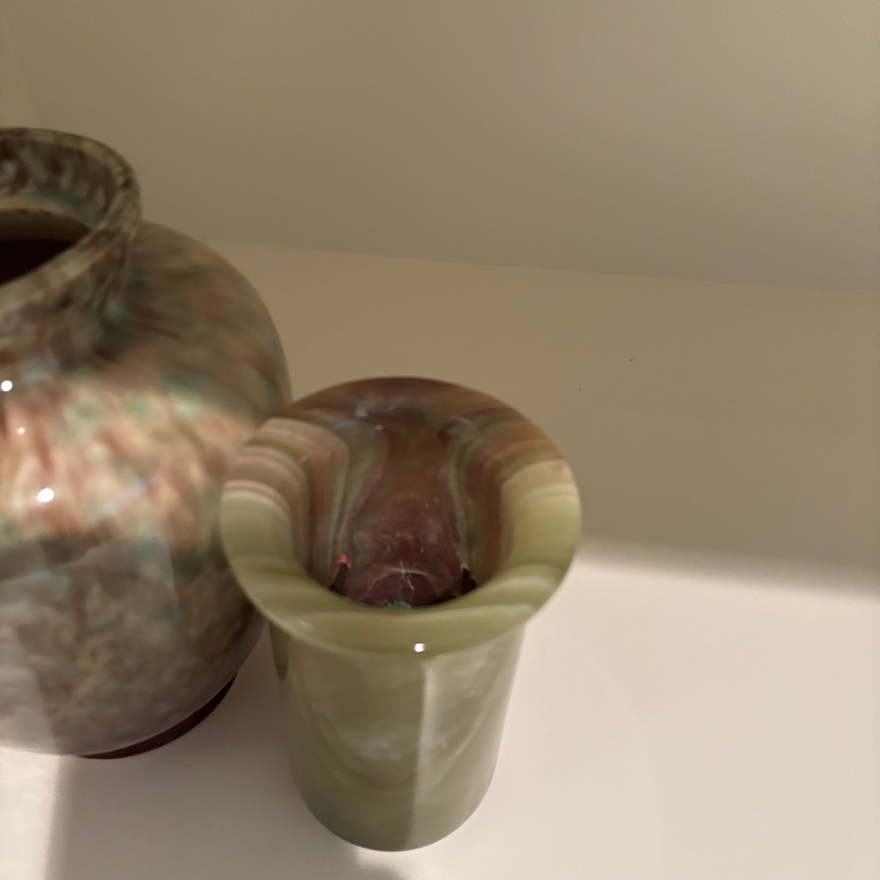 E864 Home decor grouping (stone vases)