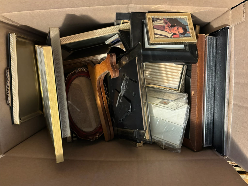 K513B Picture frames and photo albums grouping