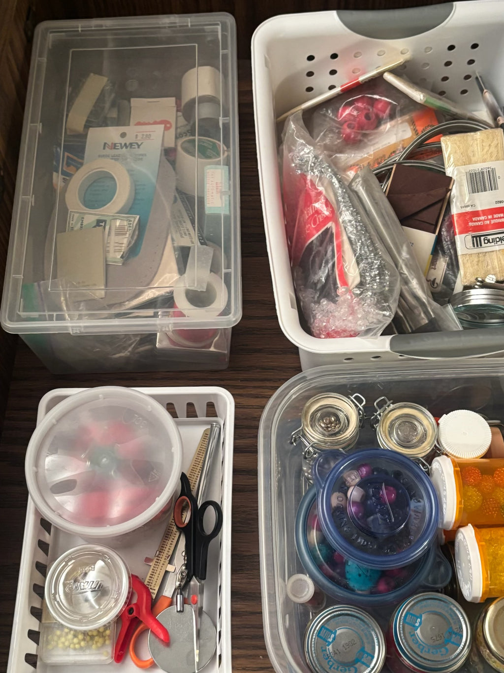 K522B Sewing supplies grouping