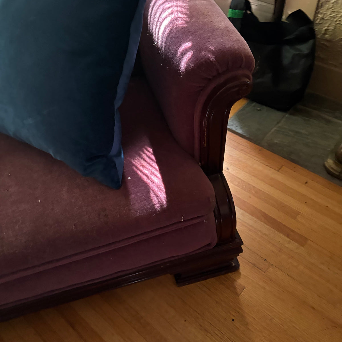 E163 Antique sofa with solid wood frame and pink velvet fabric (requires cleaning)