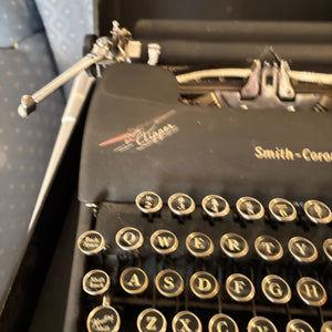 ANTIQUE SMITH CORONA PORTABLE TYPEWRITER - P143