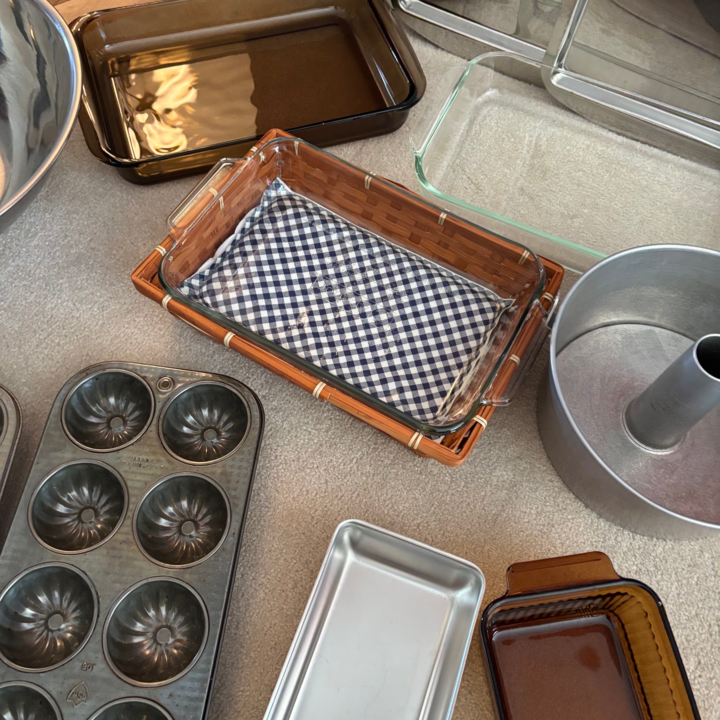E885 Kitchen grouping (Glass bakeware and more)