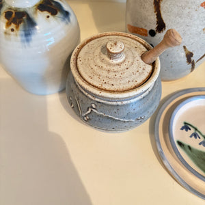 POTTERY GROUPING (8" TALL VASE AND MORE) - P284
