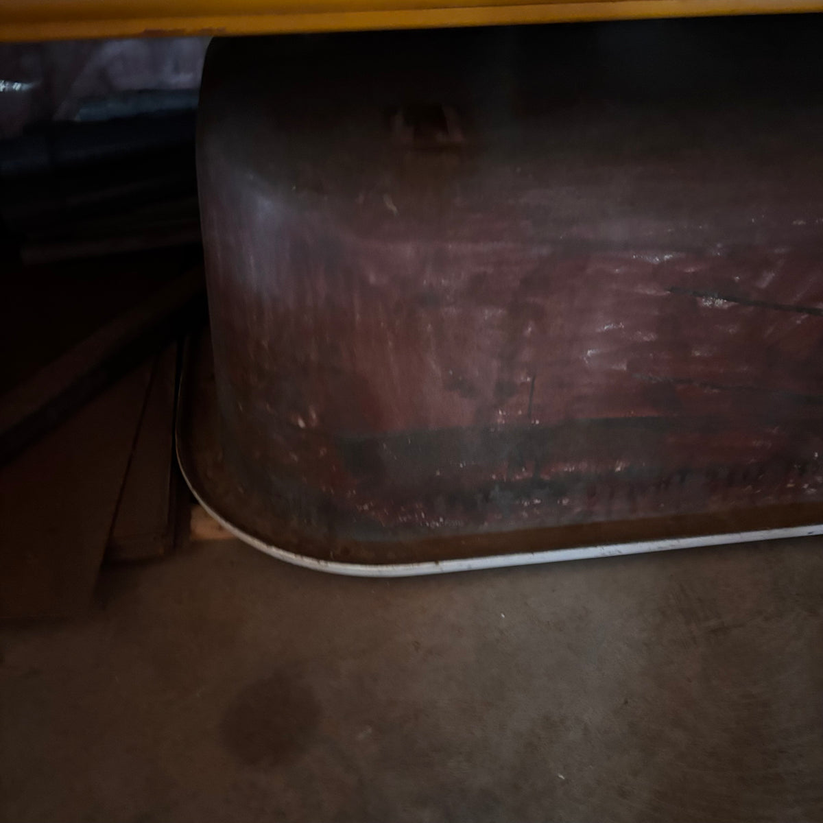 F424 Cast iron bath tub (as is, where is)