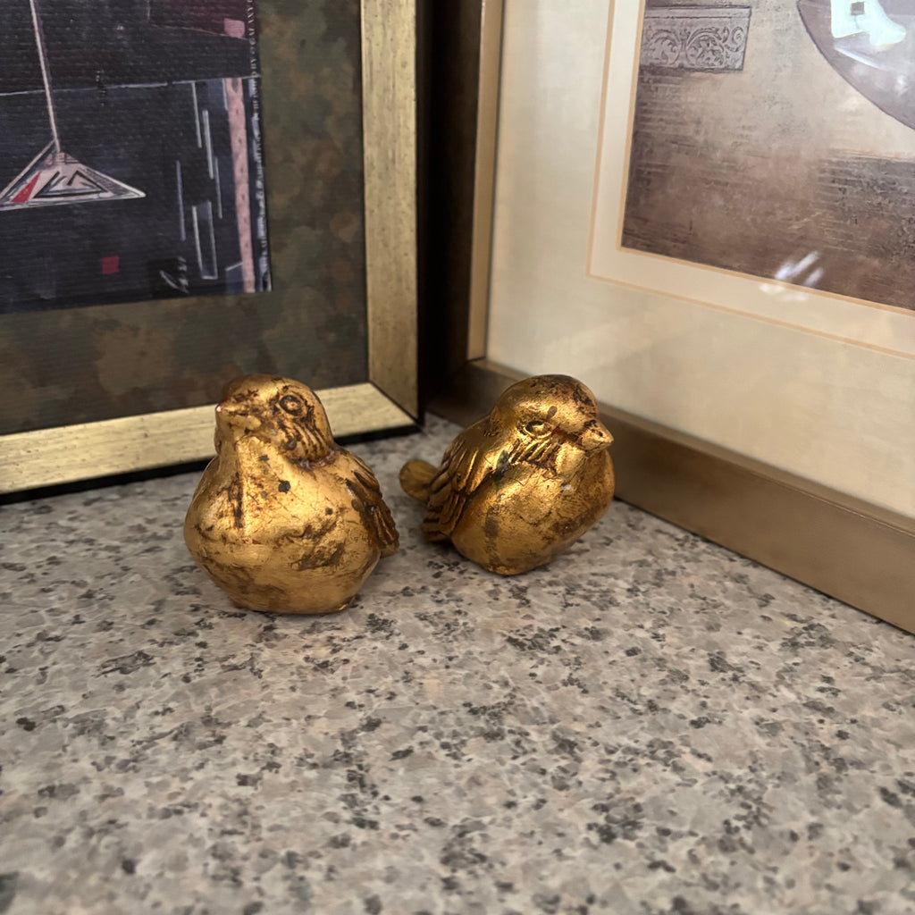 E878 Art and decor grouping (Plastic Gold birds)