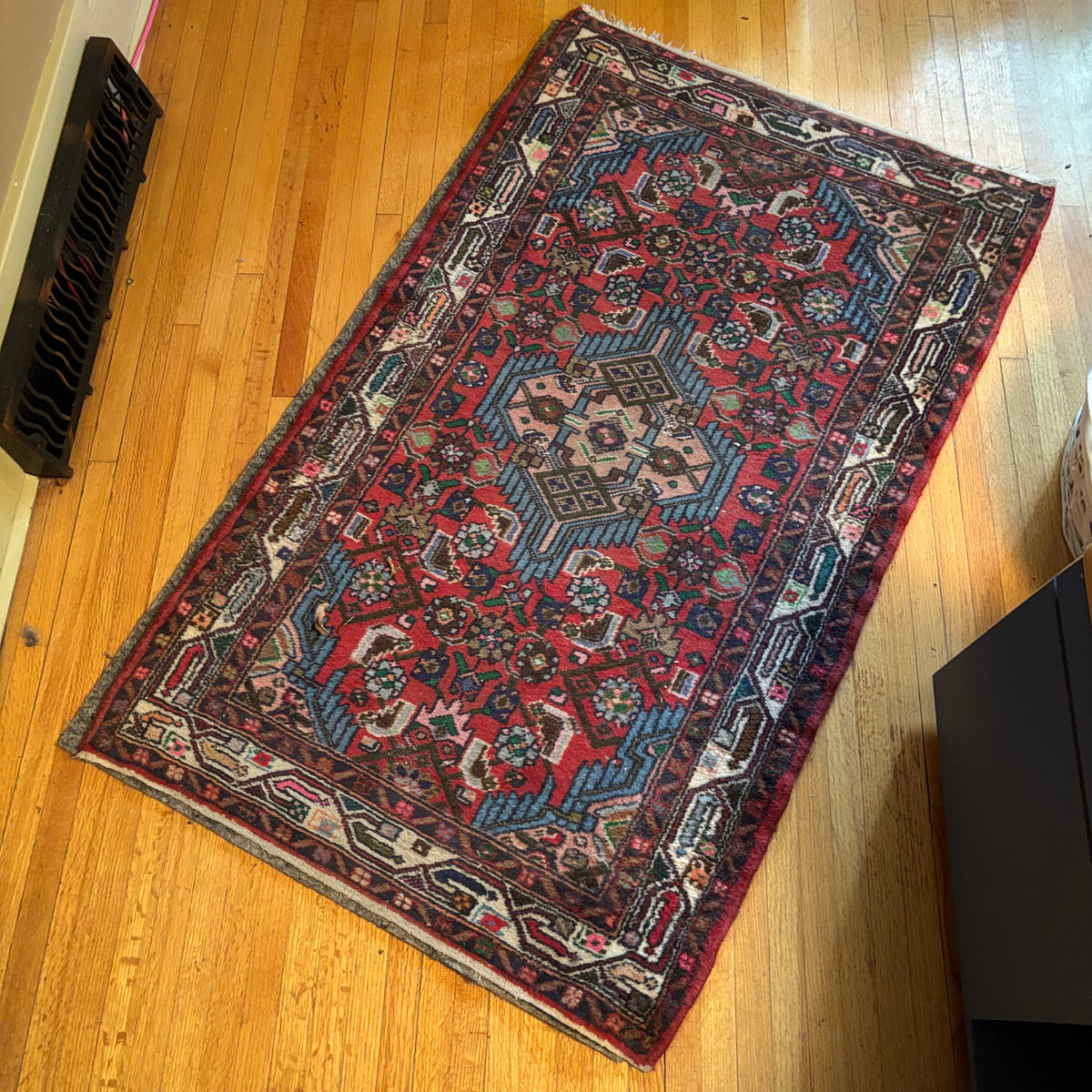E131 Vintage wool rug with underlay (51” x 31”)