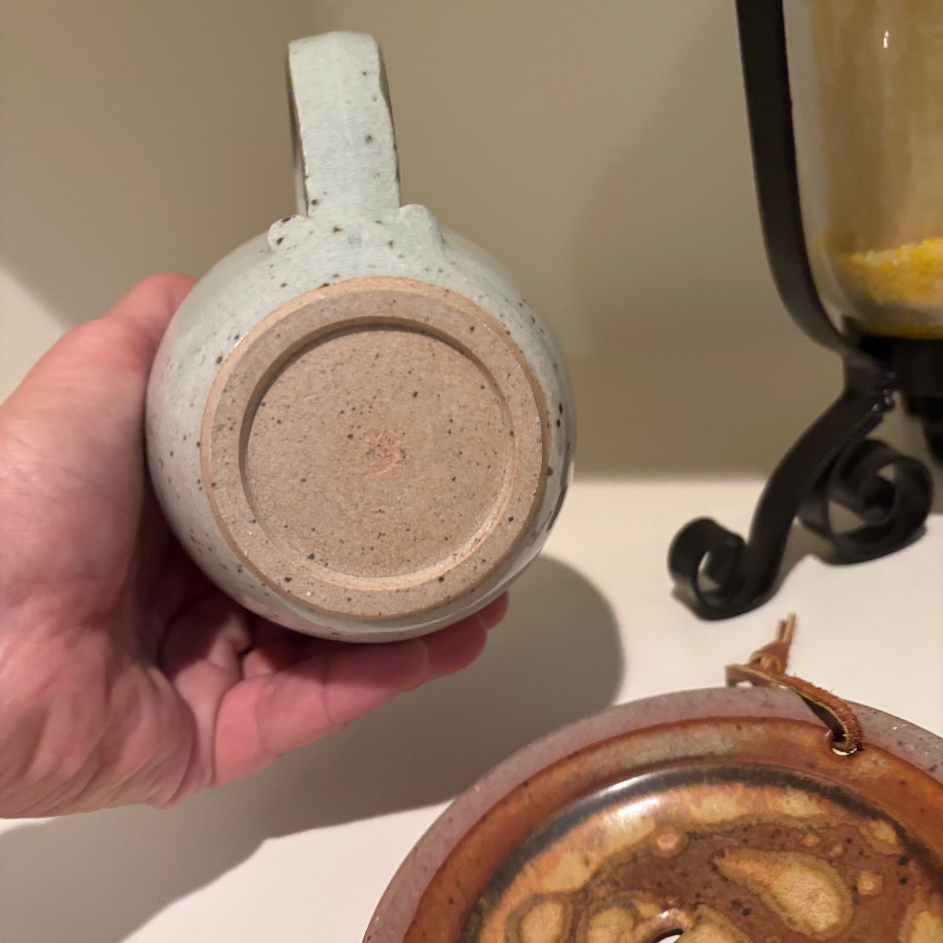 E865 Home decor grouping (earthenware and more)