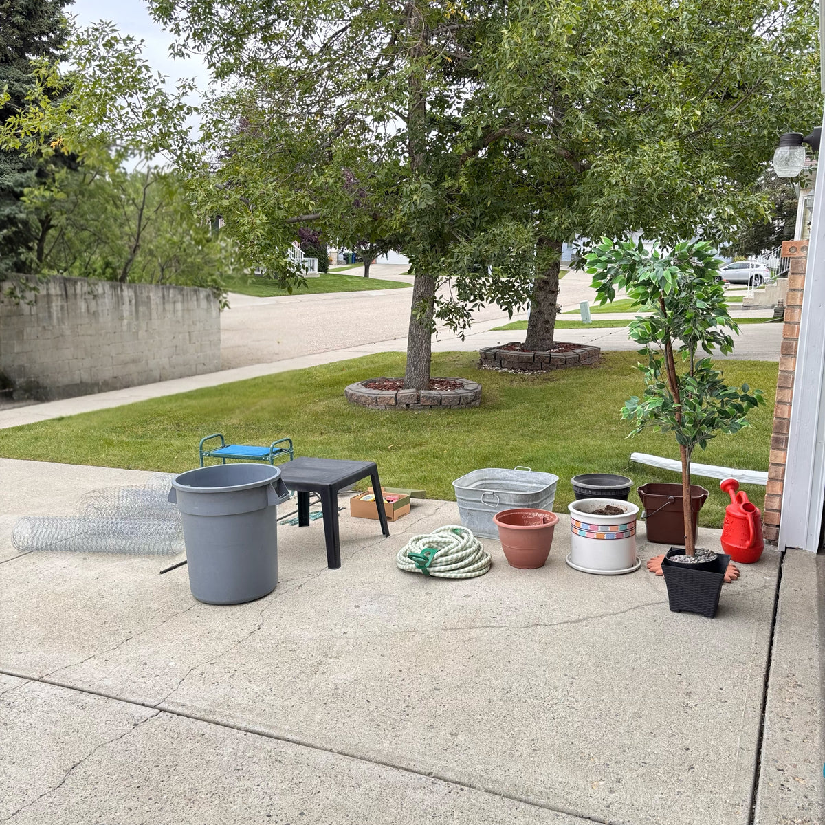 K354 Random yard Grouping (plastic garbage can and more)