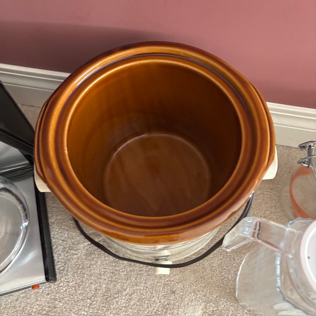 E895 Kitchen grouping (crockpot and more)
