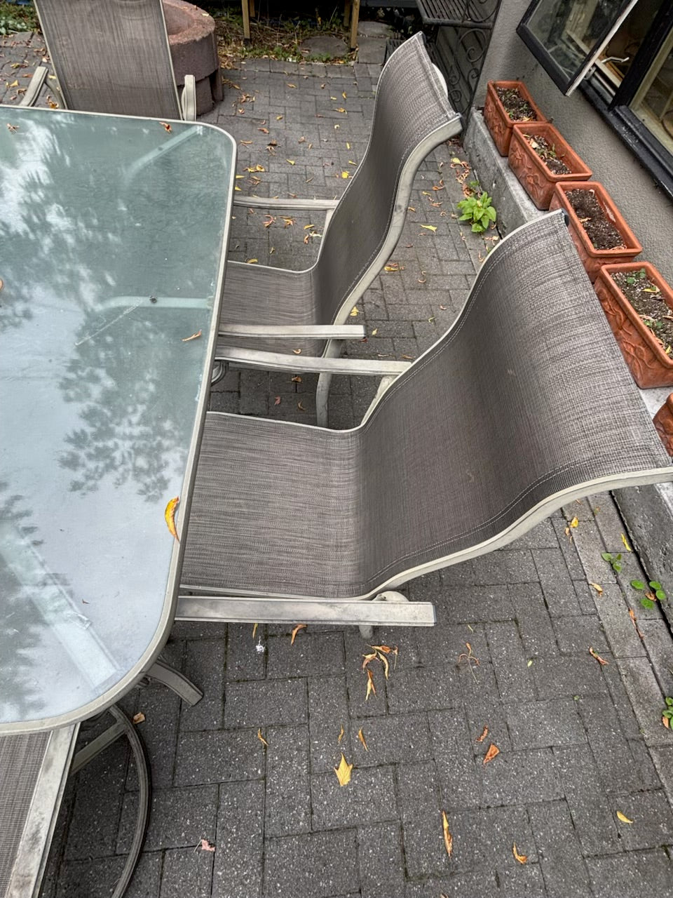 E323 Patio table with 6 chairs, red umbrella and umbrella stand