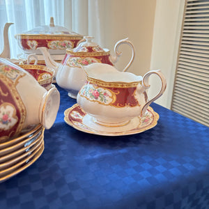 127 PIECE ROYAL ALBERT LADY HAMILTON CHINA GROUPING (IN EXCELLENT CONDITION) - P105
