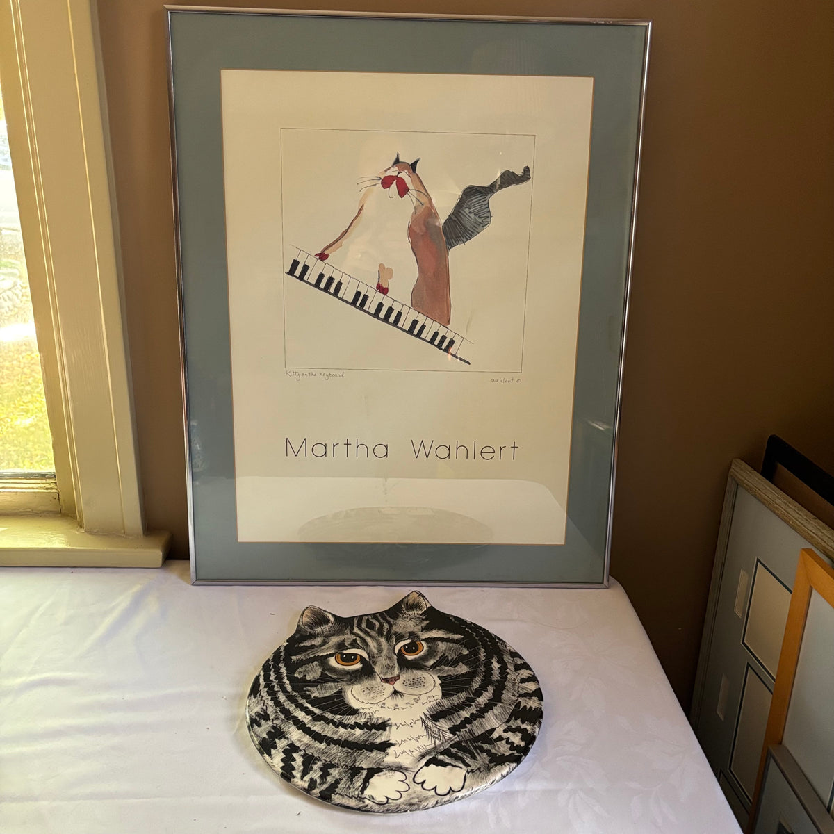 E141 Framed cat artwork and cat tray