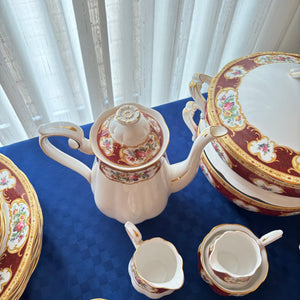 127 PIECE ROYAL ALBERT LADY HAMILTON CHINA GROUPING (IN EXCELLENT CONDITION) - P105