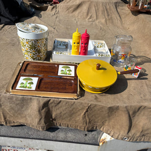 Retro Kitchen Grouping (eyes on ketchup & mustard bottles open and close) - R449